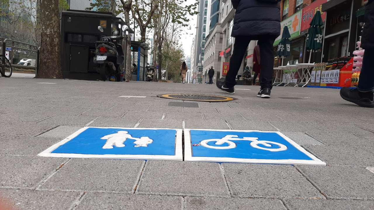 도로교통법 개정안 시행이 시작된 지난 10일 서울 강남구 지하철 2호선 역삼역 인근의 한 비분리형 자전거보행자겸용도로.주소현 기자/addressh@heraldcorp.com