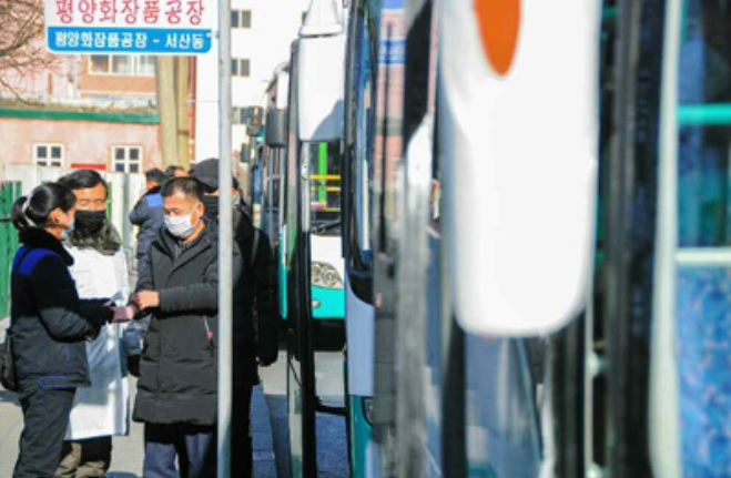 세계보건기구(WHO)의 최근 '코로나19 주간 상황 보고서'에 따르면 북한에선 지난 3일까지 총 9373명이 코로나19 검사를 받았지만 확진 사례는 전혀 없었다. 마스크를 착용하고 생활중인 평양시민들. [헤럴드DB]