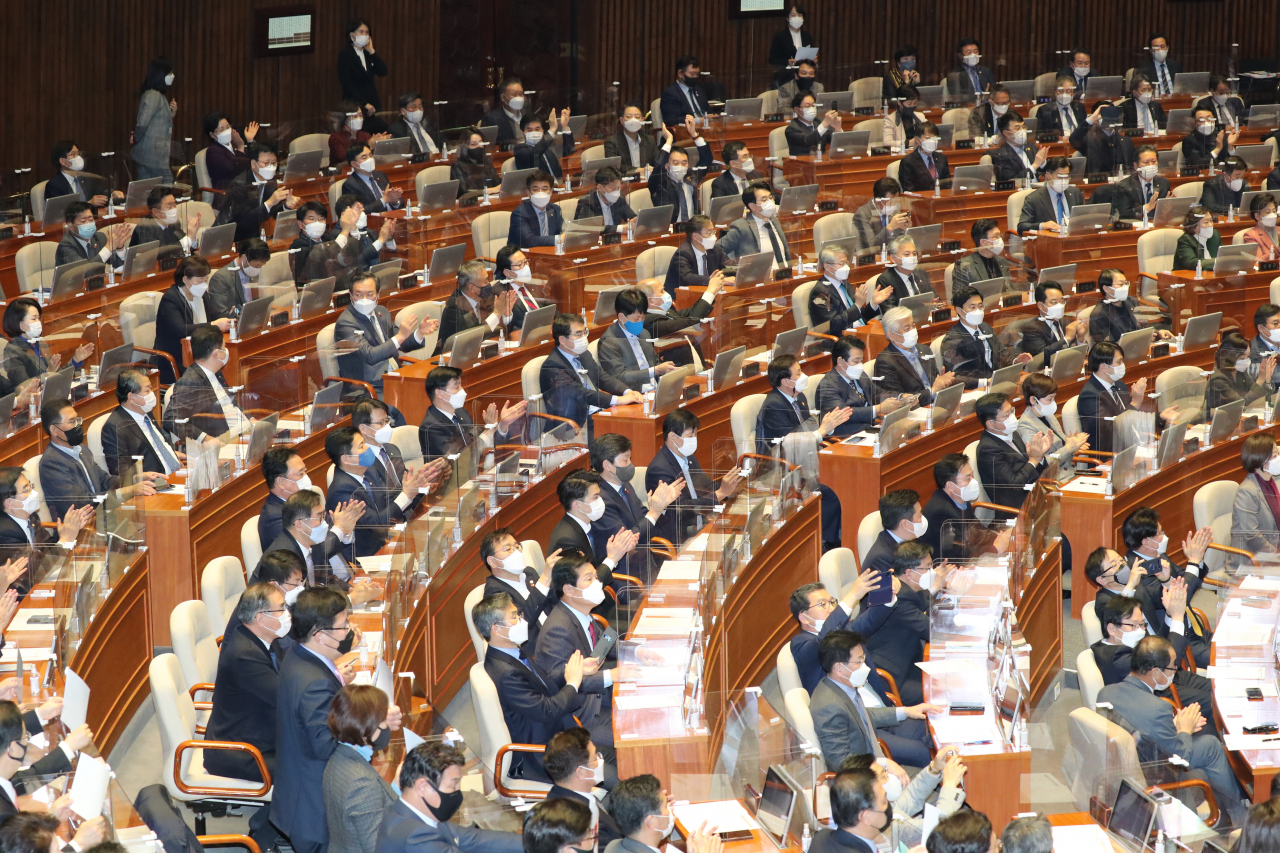 야당의 비토(거부)권을 무력화하는 내용을 담은 ‘고위공직자범죄수사처(공수처)법’ 개정안이 10일 국회 본회의에서 통과되자 더불어민주당 의원들이 박수를 치고 있다. 이상섭 기자 babtong@heraldcorp.com