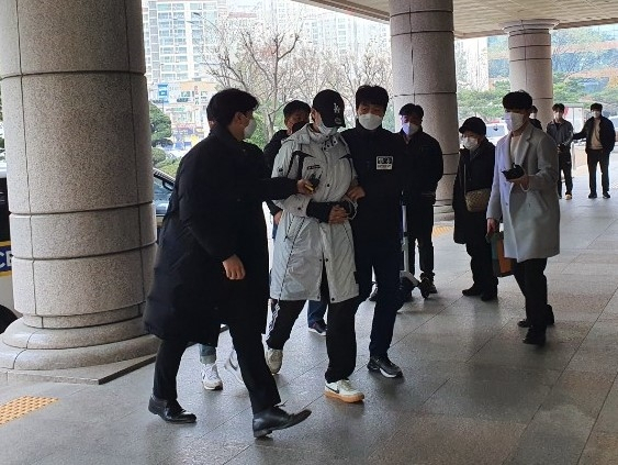 11일 오전 래퍼 아이언이 구속심사 출석하고 있다. [연합]