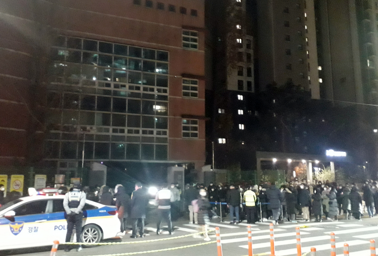 서울 경원중학교의 ‘마을결합혁신학교’ 추진을 둘러싸고 학교와 학부모들 간 대립이 격화한 가운데 지난 7일 밤 학부모들이 학교 앞에서 혁신학교 철회를 요구하고 있다. [연합]