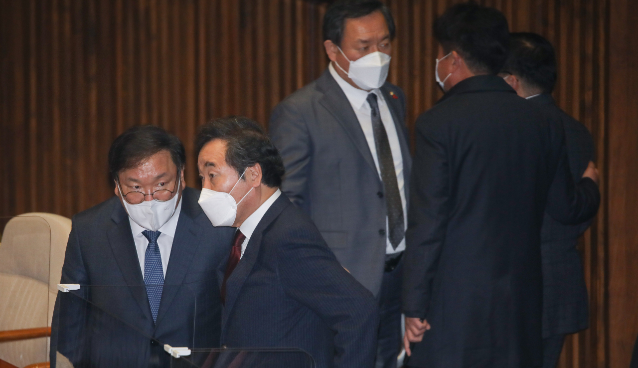 이낙연 더불어민주당 대표와 김태년 원내대표가 9일 국회 본회의장에서 논의하고 있다. 이상섭 기자 babtong@heraldcorp.com