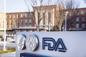 10일(현지시간) 미국 식품의약국(FDA) 자문기구인 백신·생물의약품자문위원회(VRBPAC)가 미 글로벌 제약사 화이자와 독일 바이오엔테크가 공동 개발한 신종 코로나바이러스 감염증(코로나19) 백신의 긴급사용 승인을 FDA에 권고했다. [EPA]