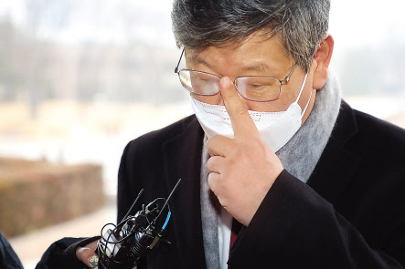 윤석열 검찰총장에 대한 법무부 징계위원 중 한 명인 이용구 법무부 차관이 11일 오전 정부과천청사에 도착해 취재진의 질문에 답하고 있다. 연합]