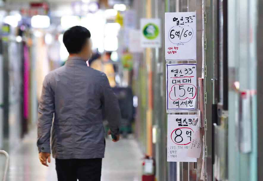 전세난과 공급부족 우려가 커지면서 연말에도 전국적인 집값 상승세가 심화하는 모습이다. 내년 주택시장은 전세난 해소 여부와 시중 유동성 흐름이 가장 주목할 변수라는 분석이 나온다. 사진은 서울 강동구 한 공인중개사무실 앞의 모습. [연합]