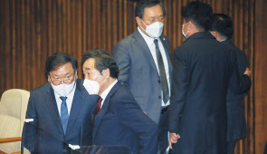 이낙연 더불어민주당 대표와 김태년 원내대표가 9일 국회 본회의장에서 논의하고 있다.이상섭 기자