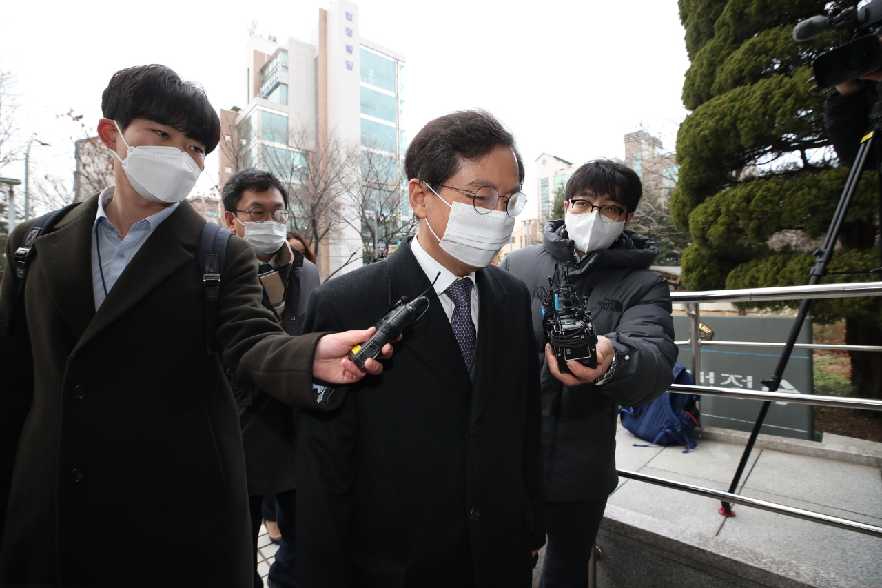 Yun Gap-geun arrives at the Seoul Southern District Court on Thursday to attend his arrest warrant hearing in connection to a financial scandal involving Lime Asset Management. (Yonhap)