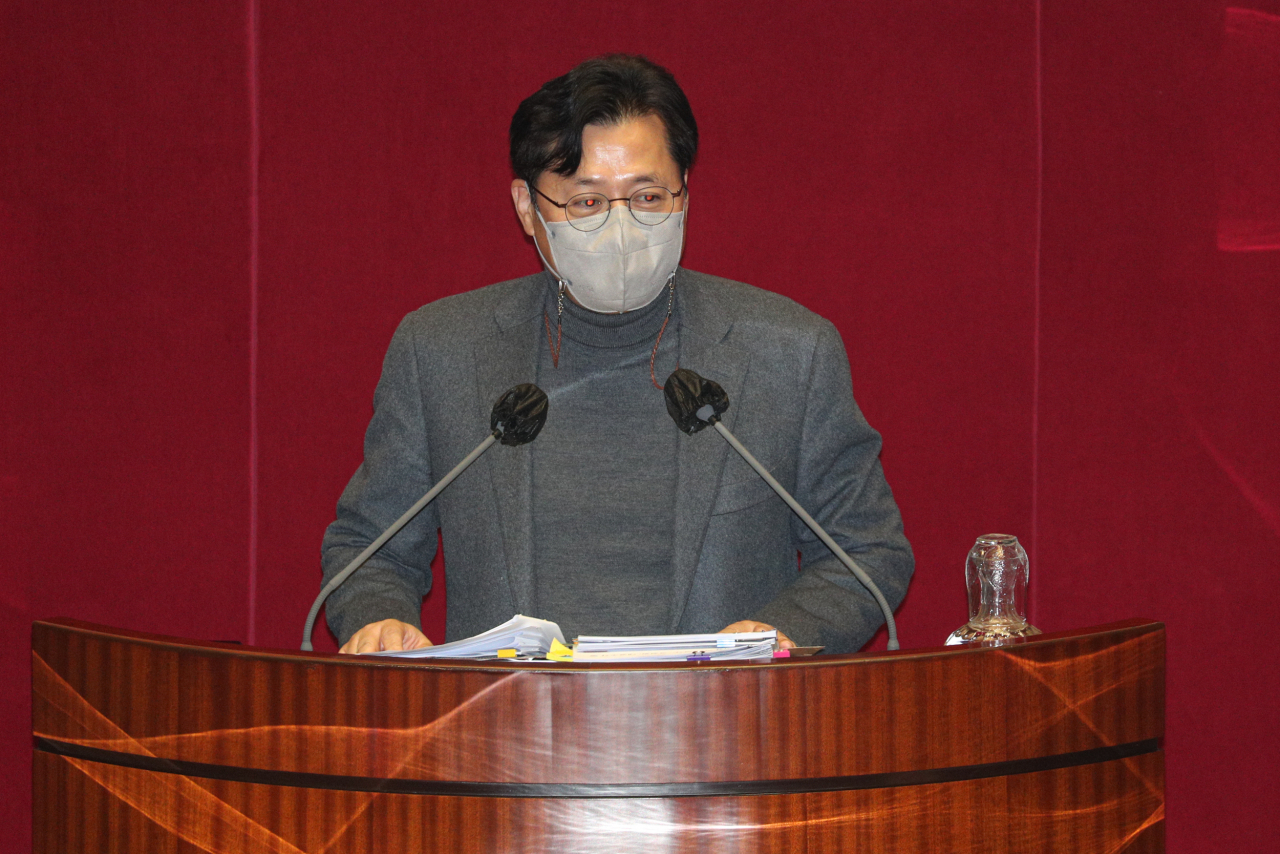 홍익표 더불어민주당 의원이 11일 오전 서울 여의도 국회에서 열린 본회의에서 국가정보원법 전부개정법률안에 대한 무제한토론을 하고 있다. 필리버스터는 법안 처리에 반대하는 의원들이 무제한 토론으로 표결을 최대한 지연시키는 전략이지만, 홍 의원은 법안 개정에 찬성하는 취지의 발언을 위해 발언대에 섰다. [연합]