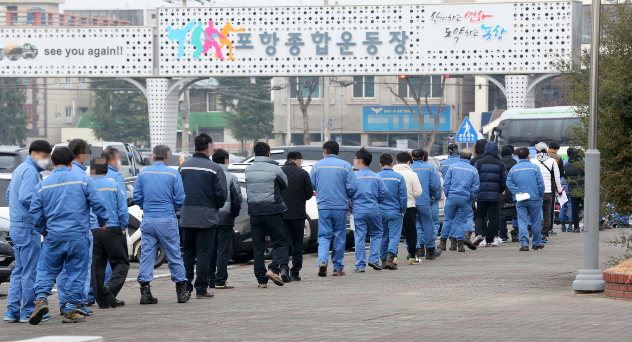 11일 오전 경북 포항시 남구 대도동 포항종합운동장에서 포항철강산업단지 기업체 직원들이 코로나19 검사를 받기 위해 줄지어 서 있다.포항시는 코로나19 확산 예방 차원에서 최근 타지를 다녀오거나 의심 증상이 있는 철강공단 직원 신청을 받아 10일과 11일 사이에 약 3400명을 대상으로 검사하고 있다. [연합]