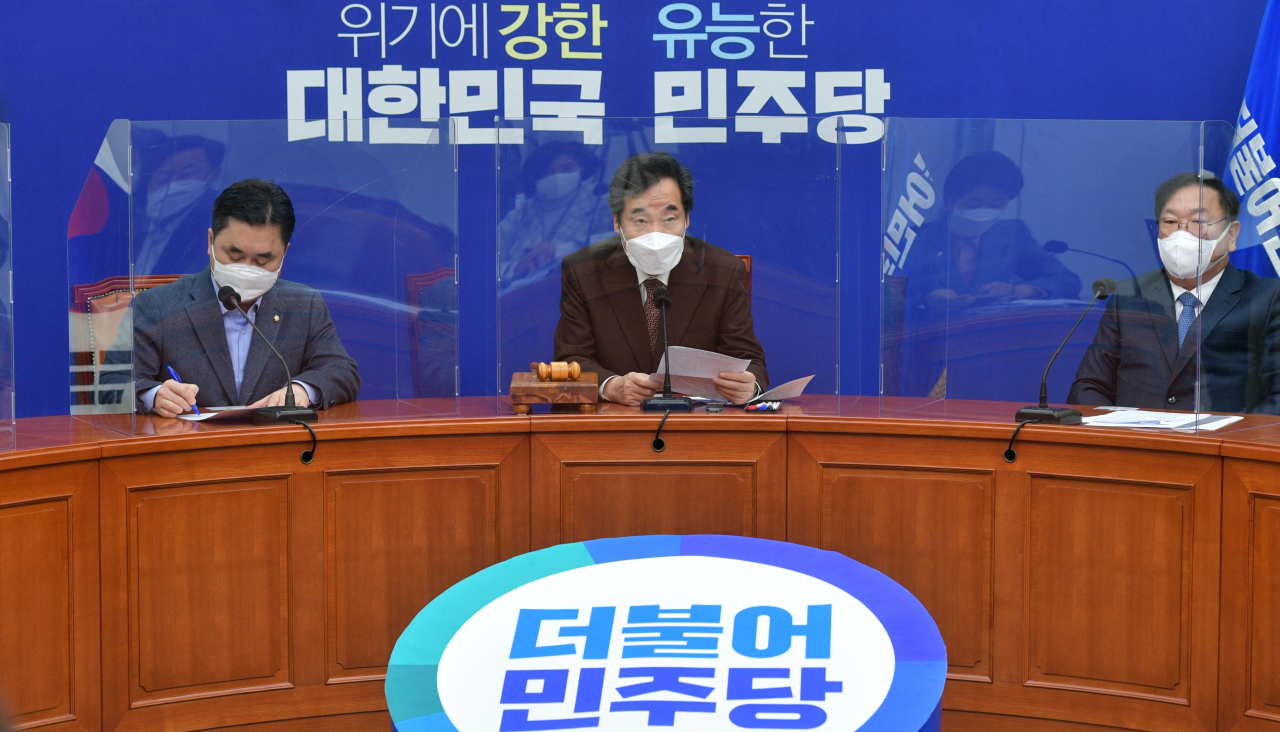 이낙연 더불어민주당 대표가 11일 서울 여의도 국회에서 열린 최고위원회의에서 발언하고 있다. 이상섭 기자 babtong@heraldcorp.com