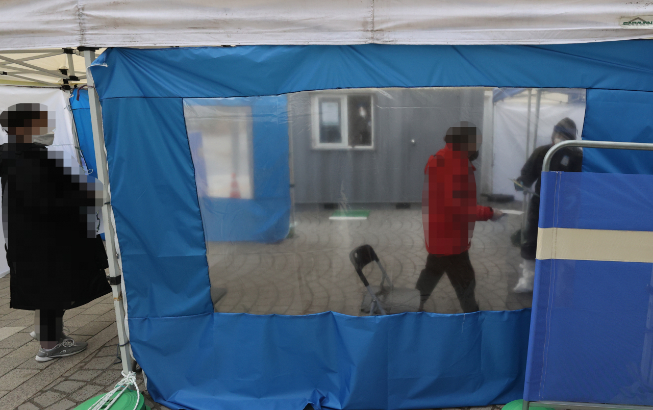 11일 오전 서울 중랑구보건소 선별진료소에서 시민들이 신종 코로나바이러스 감염증 검사를 받기 위해 대기하고 있다.11일 중앙방역대책본부에 따르면 이날 0시 기준 신규 확진자는 689명으로 집계돼 직전일(680명)에 이어 600명대 후반을 기록했다. [연합]