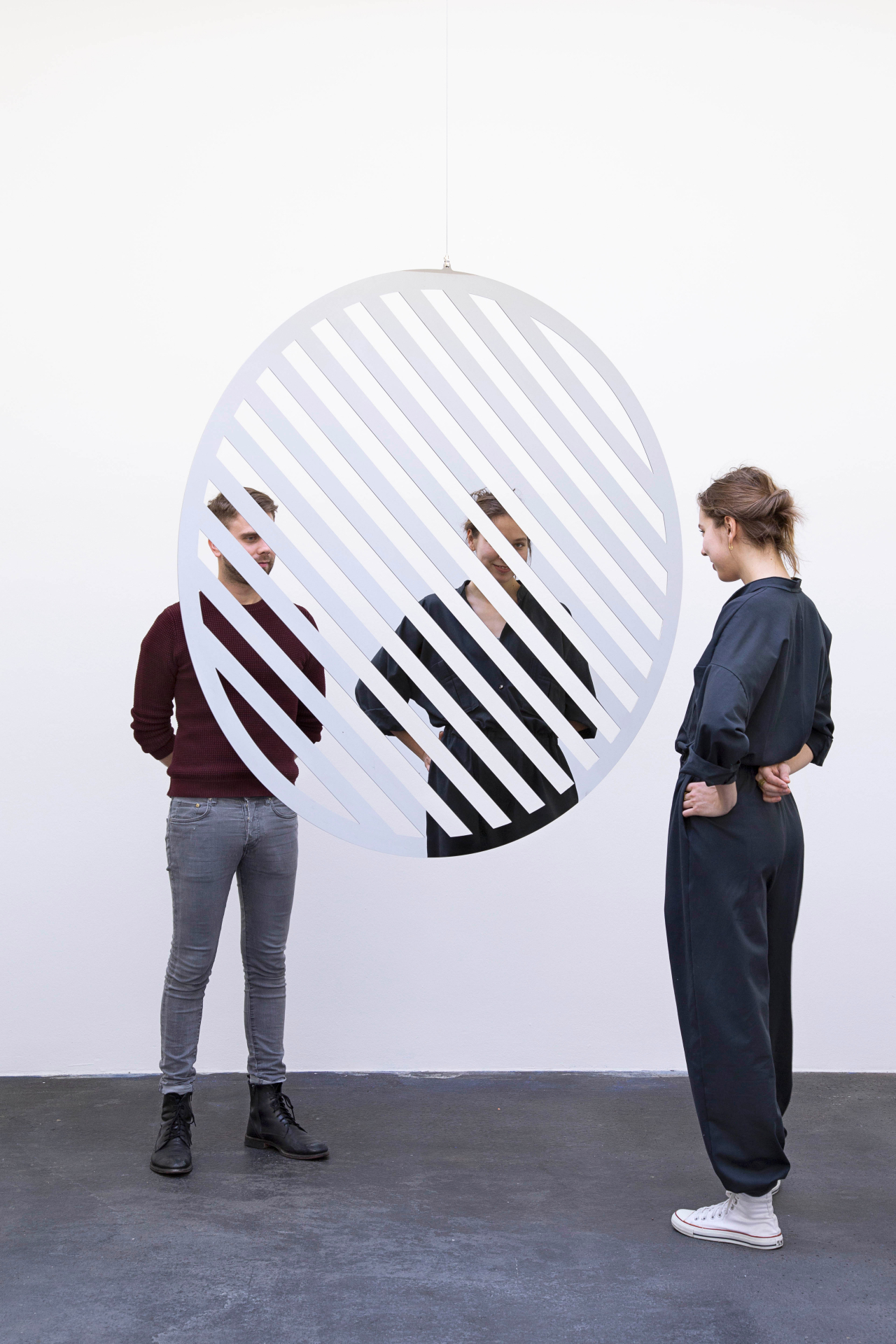 예페 하인, Rotating Mirror III, 2018 high polished stainless steel, motor unit, stainless steel rope t = 3, &Oslash; 147 cm 1/3 + 2AP [사진제공=관훈갤러리]