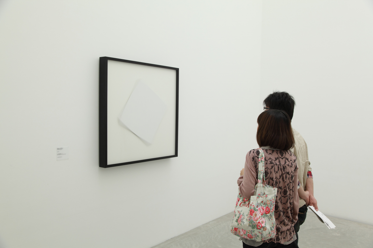 예페 하인, Rotating Square II, 2011 paper, wooden frame,electric motor 50 x 50 cm 100 x 100 x 7 cm 2/3 + 2 AP [사진제공=관훈갤러리]