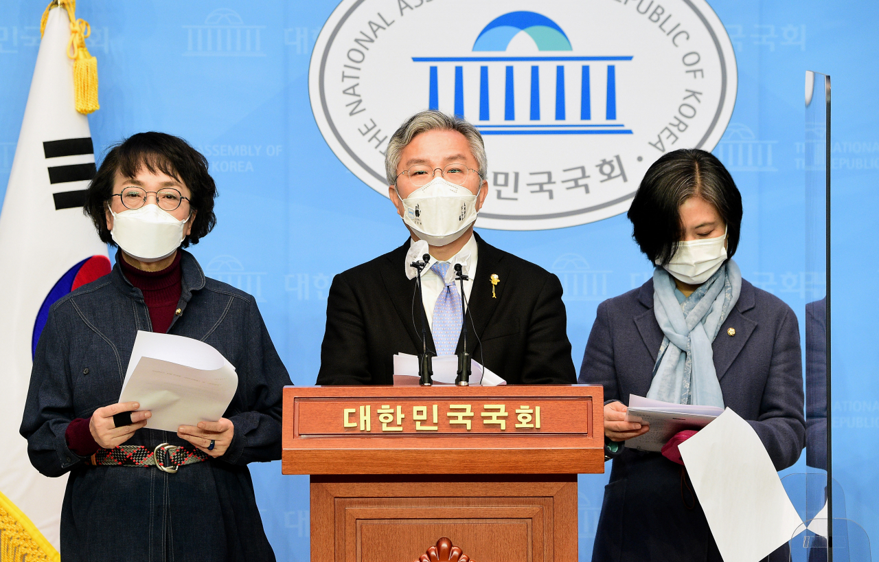 열린민주당 최강욱 대표가 11일 국회 소통관에서 검찰청법-법원조직법 일부개정법률안 대표 발의 기자회견을 하고 있다. [연합]