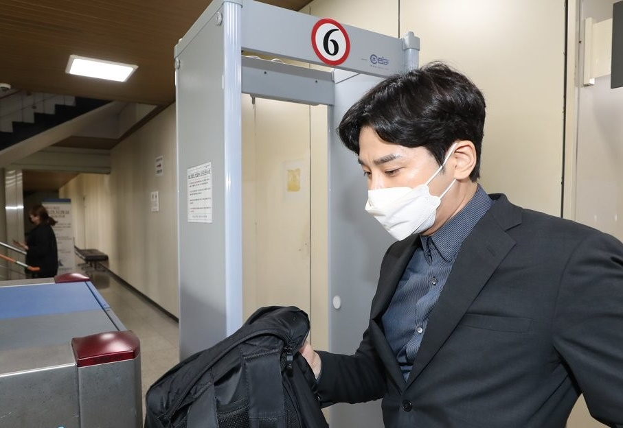 버닝썬 클럽 내 폭행과 업무방해 등의 혐의를 받는 ‘버닝썬 사건’의 최초 제보자 김상교 씨가 26일 오후 서울 서초구 서울중앙지법에서 열린 1심 공판에 출석하고 있다. [연합]