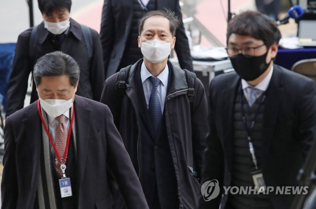 윤석열 검찰총장 측 특별변호인인 이완규 변호사(가운데)가 지난 10일 오전 윤 총장에 대한 검사징계위원회가 열린 정부과천청사 법무부에 출석하고 있는 모습[연합]