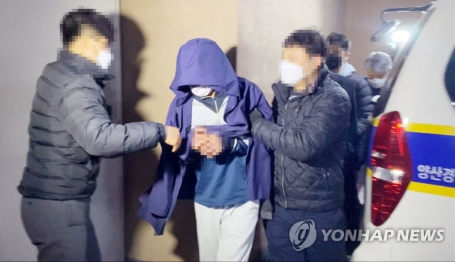 양산에서 동거녀를 살해한 후 시신을 훼손 유기한 혐의(살인)를 받는 A(60)씨가 구속 전 영장실질심사에 출석하기 위해 11일 울산지법으로 들어서고 있다.[연합]