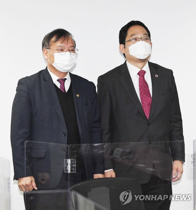 강도태 보건복지부 제2차관(왼쪽)과 최대집 대한의사협회 회장이 지난 2일 서울 중구 보건복지인력개발원 대회의실에서 열린 의정협의체 제1차 회의에 참석해 기념촬영을 하고 있다.[연합]