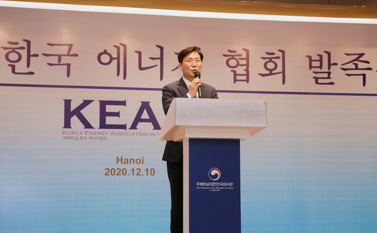 성윤모 산업통상자원부 장관이 지난 10일 주베트남대사관에서 '주요 에너지기업 사전 간담회'를 마친 후 '재 베트남 한국에너지협회(KEAV) 발족식'에 참석해 축사하고 있다. [산업통상자원부 제공]