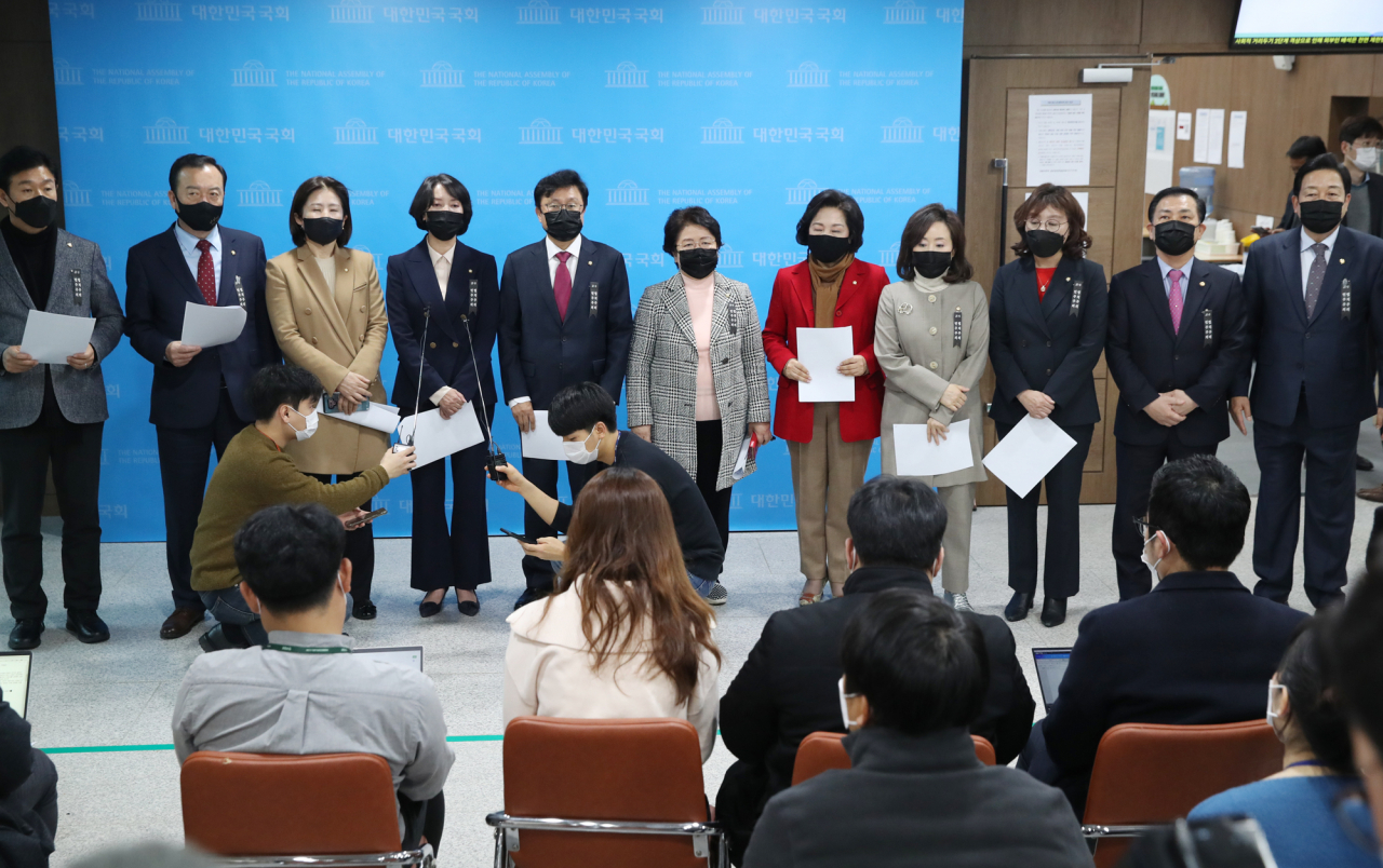 국민의힘 박형수, 이영, 전주혜, 이주환 의원 등 초선의원들이 11일 오전 국회 소통 관에서 초선 의원 전원이 무제한 토론에 참가한다는 내용의 기자회견을 마친 뒤 기자들의 질문에 답하고 있다. [이상섭 기자/babtong@heraldcorp.com]