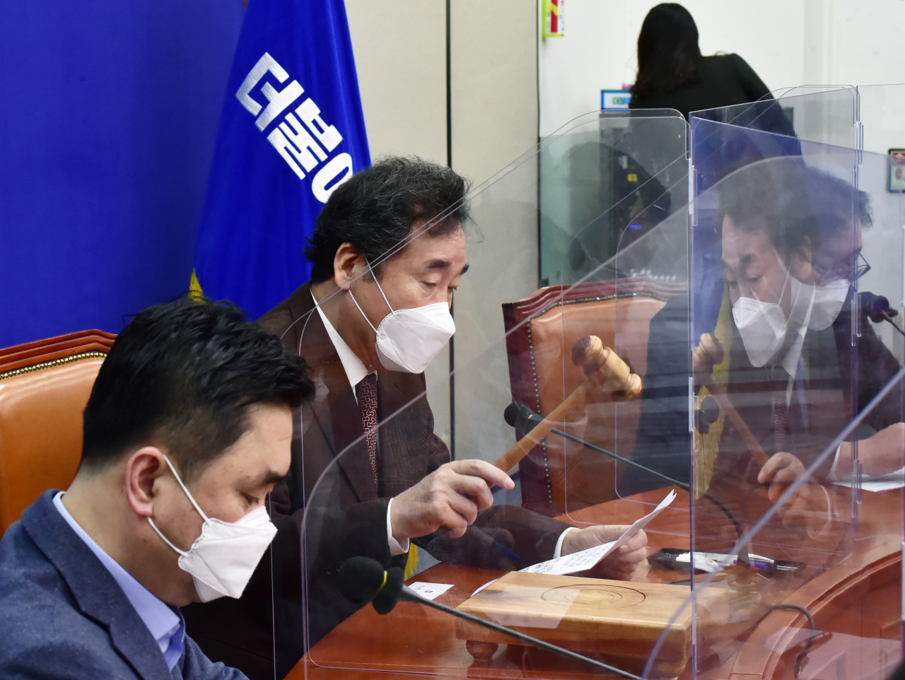 이낙연 더불어민주당 대표가 11일 서울 여의도 국회에서 열린 최고위원회의에서 개의 선언을 하고 있다. [이상섭 기자/babtong@heraldcorp.com]
