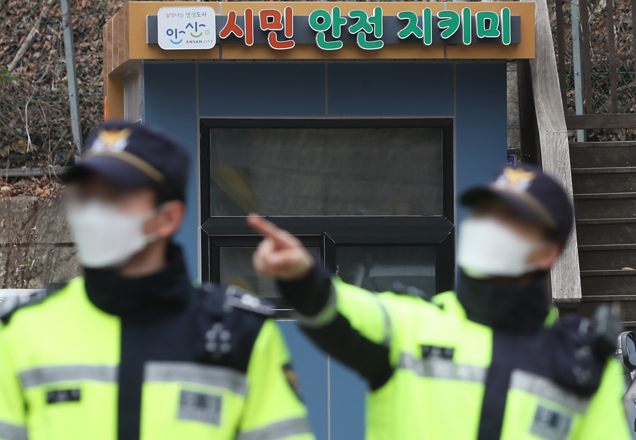 아동 성범죄자 조두순 출소를 이틀 앞둔 지난 10일 오후 경기도 안산시의 한 방범초소 주변에서 경찰들이 순찰하고 있다. [연합]