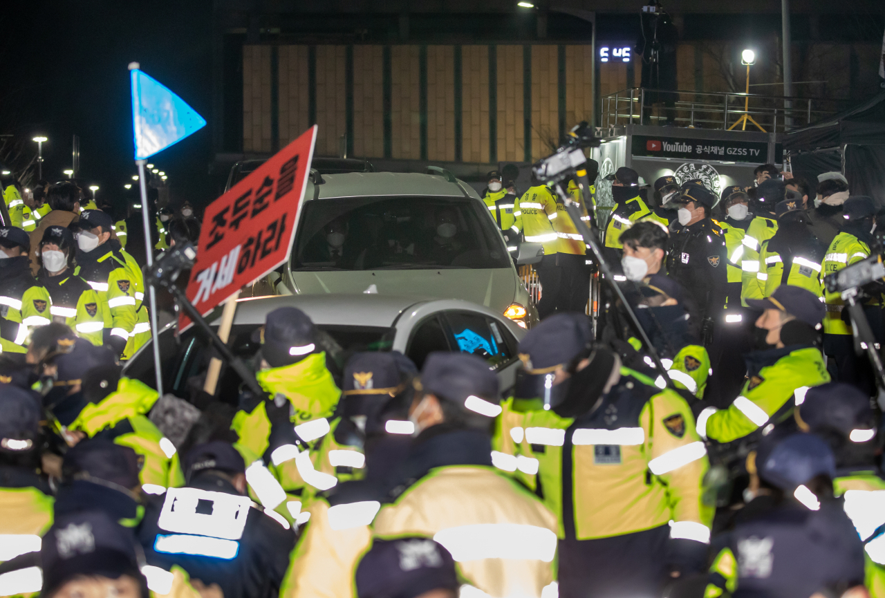 아동 성범죄자 조두순을 태운 관용차량이 12일 오전 구로구 서울남부교도소를 나서고 있다. [연합]