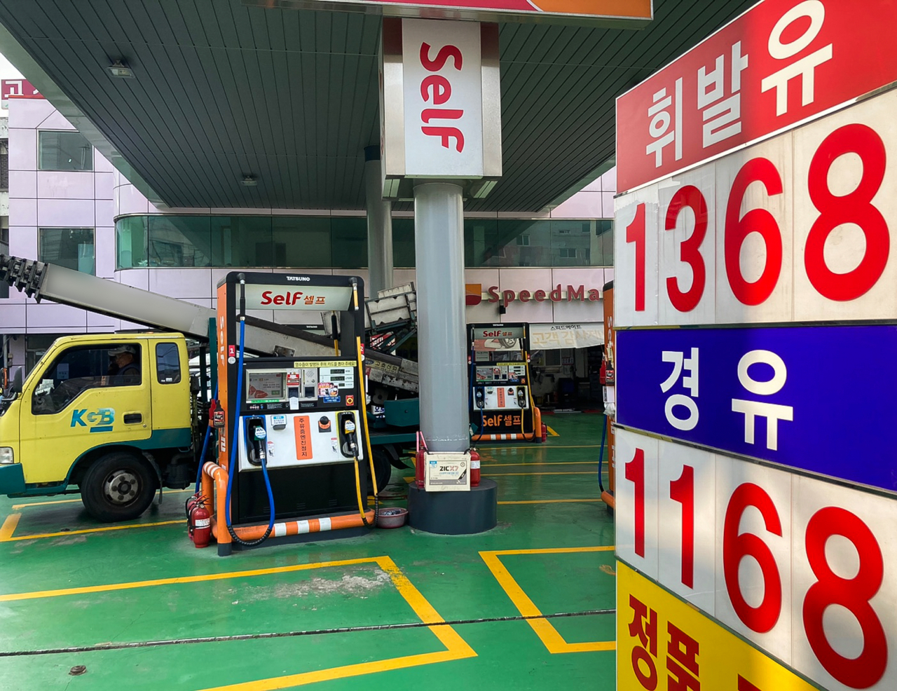 전국 주유소 기름값이 3주 연속 상승했다. 사진은 지난 6일 서울 시내 주유소 모습. [연합]
