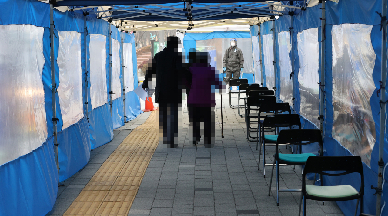 11일 오전 서울 중랑구보건소 선별진료소에서 시민들이 신종 코로나바이러스 감염증 검사를 받기 위해 이동하고 있다. 11일 중앙방역대책본부에 따르면 이날 0시 기준 신규 확진자는 689명으로 집계돼 직전일(680명)에 이어 600명대 후반을 기록했다. 연합뉴스