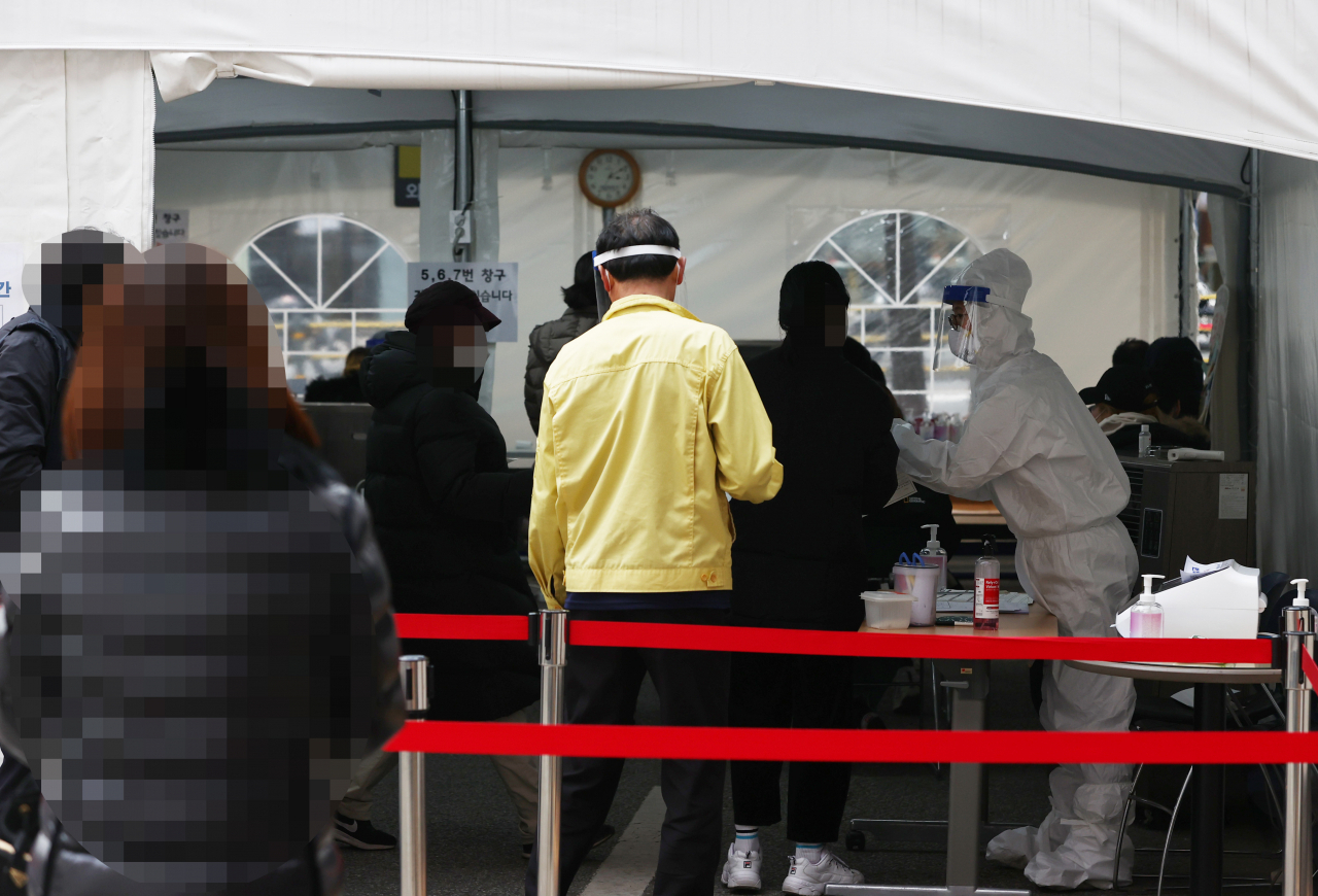 People in Korea visit COVID-19 test centers (Yonhap)