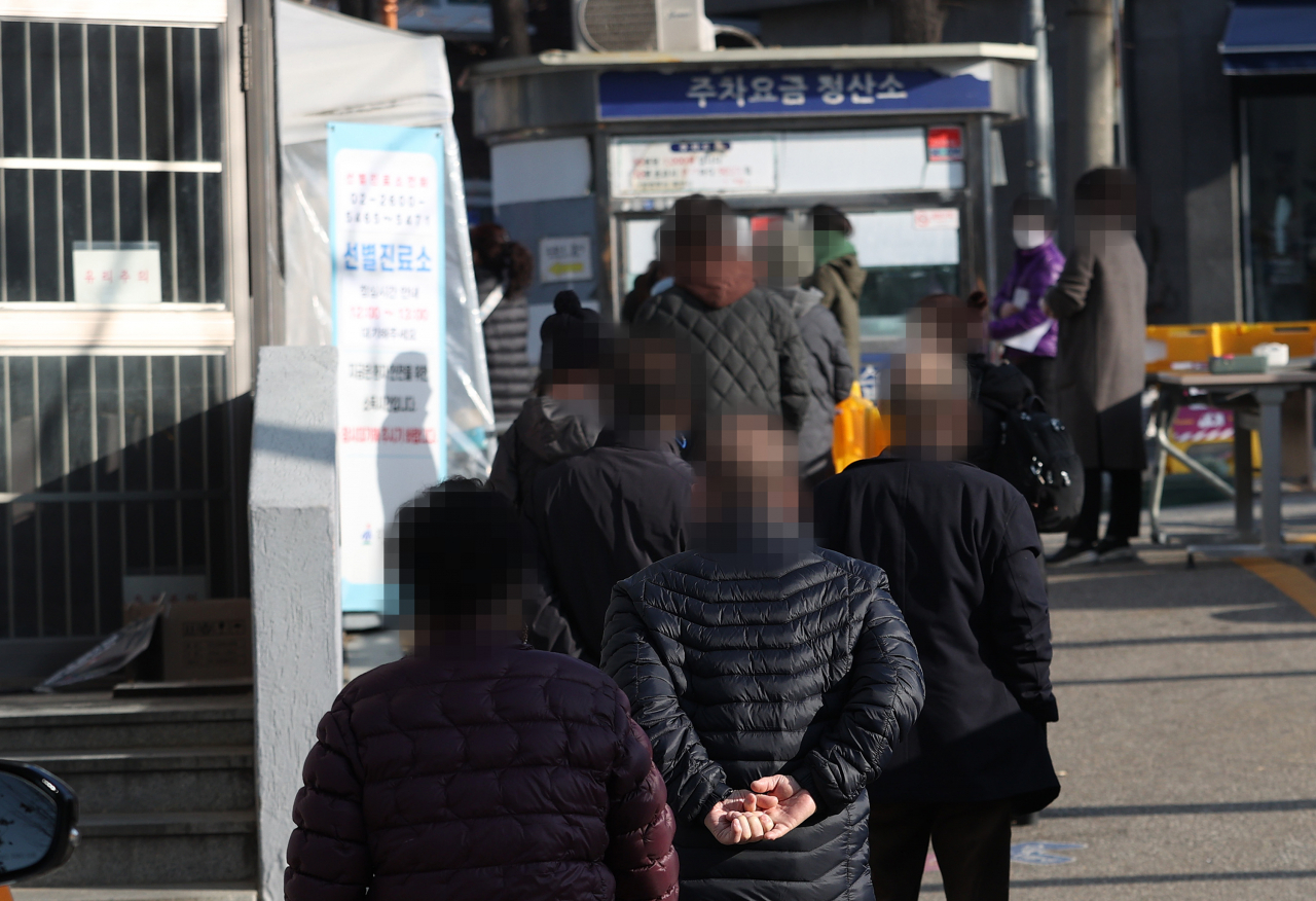 국내 신종 코로나바이러스 감염증(코로나19) '3차 대유행'의 확산세가 이어지는 가운데 12일 오전 서울 강서구보건소 선별진료소에서 시민들이 검사를 받기 위해 줄을 서고 있다. 중앙방역대책본부(방대본)는 12일 0시 기준 국내 신종 코로나바이러스 감염증(코로나19) 신규 확진자가 950명 늘어 누적 4만1천736명이라고 밝혔다. 이는 국내 코로나19 첫 환자가 발생한 1월 20일 이후 근 11개월만, 정확히 327일만에 최다 기록이다. 연합뉴스