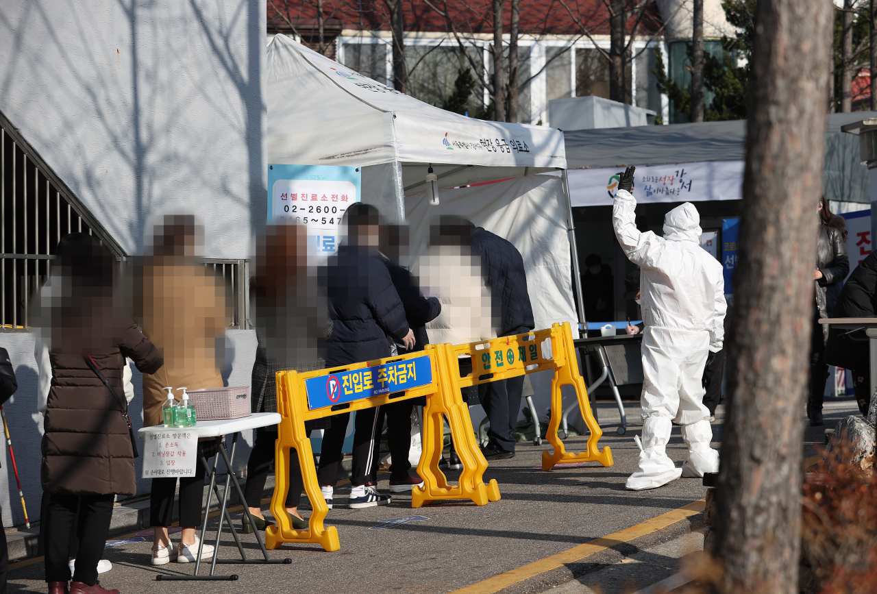 국내 신종 코로나바이러스 감염증(코로나19) '3차 대유행'의 확산세가 이어지는 가운데 12일 오전 서울 강서구보건소 선별진료소에서 시민들이 검사를 받기 위해 기다리고 있다. 중앙방역대책본부(방대본)는 12일 0시 기준 국내 신종 코로나바이러스 감염증(코로나19) 신규 확진자가 950명 늘어 누적 4만1천736명이라고 밝혔다. 이는 국내 코로나19 첫 환자가 발생한 1월 20일 이후 근 11개월만, 정확히 327일만에 최다 기록이다. 연합뉴스