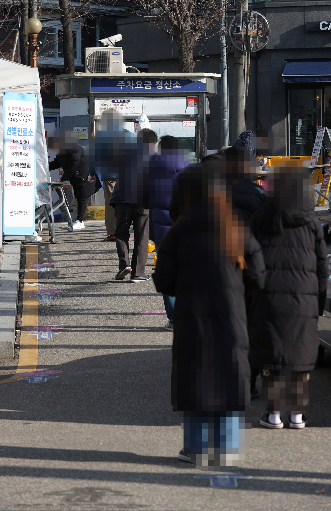 국내 신종 코로나바이러스 감염증(코로나19) '3차 대유행'의 확산세가 이어지는 가운데 12일 오전 서울 강서구보건소 선별진료소에서 시민들이 검사를 받기 위해 줄을 서고 있다. 중앙방역대책본부(방대본)는 12일 0시 기준 국내 신종 코로나바이러스 감염증(코로나19) 신규 확진자가 950명 늘어 누적 4만1천736명이라고 밝혔다. 이는 국내 코로나19 첫 환자가 발생한 1월 20일 이후 근 11개월만, 정확히 327일만에 최다 기록이다. 연합뉴스