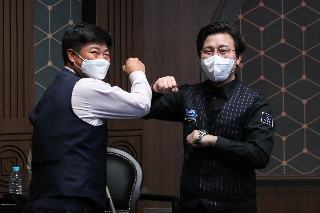 팀3쿠션 하이런 23점 세계신을 세운 경기에서 승리한 후 자축하는 이충복-황봉주(왼쪽부터) 팀 [파이브앤식스 제공]