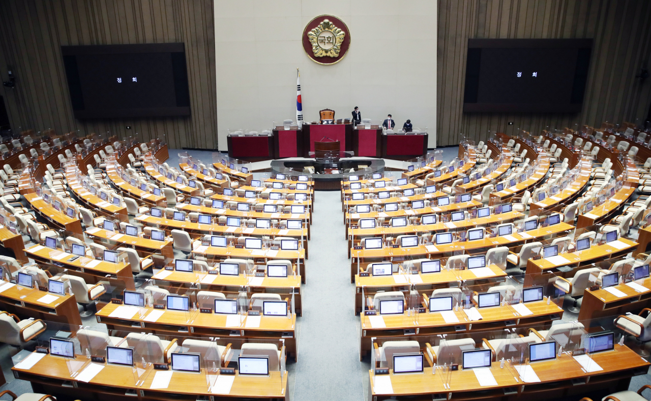 12일 오전 4시12분께 국회에서 열린 국민의힘 윤희숙 의원의 국가정보원법 전부개정 법률안에 대한 무제한 토론(필리버스터)이 끝난 뒤 방역을 위해 본회의가 정회됐다. [연합]