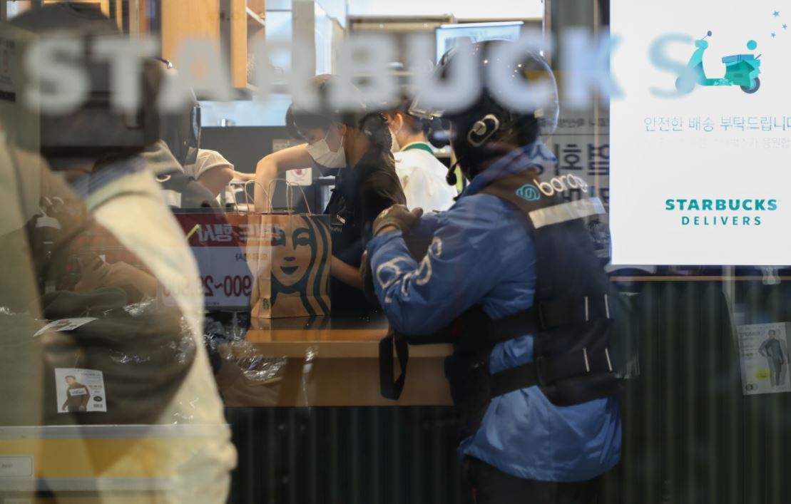 서울 강남구 역삼동 스타벅스 이마트 역삼점 내 딜리버리 매장에서 배달 서비스가 이뤄지는 모습. [연합뉴스]