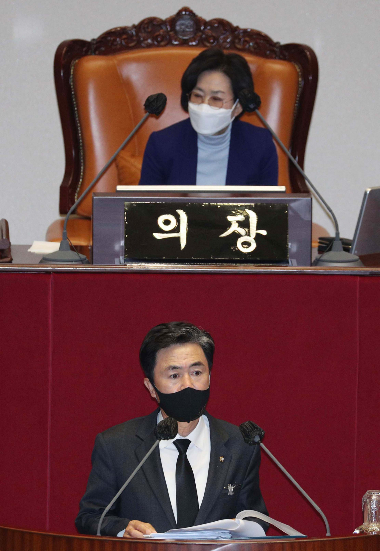김태흠 국민의힘 의원이 13일 새벽 국회에서 열린 본회의에서 국가정보원법 전부개정 법률안에 반대하는 무제한 토론(필리버스터)을 하고 있다. [연합]