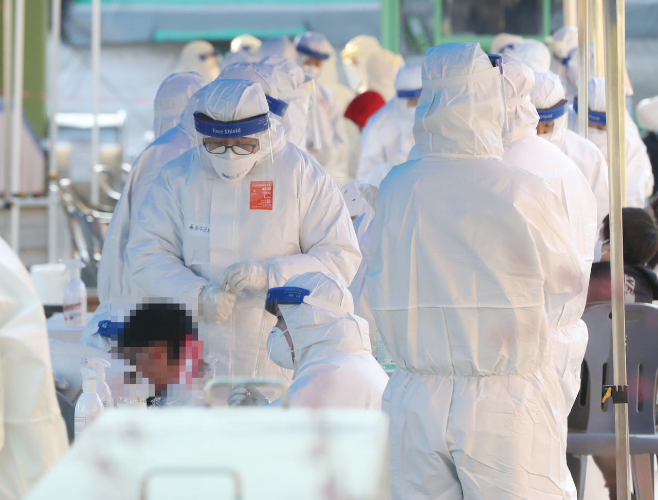 지난 12일 오후 울산시 울주군 한 초등학교에 설치된 선별진료소에서 한 학생이 신종 코로나바이러스 감염증(코로나19) 검사를 받고 있다. 이날 이 학교 학생 1명이 코로나19 확진 판정을 받아 학생과 교직원 등 900여명을 대상으로 검사가 이뤄졌다. [연합]
