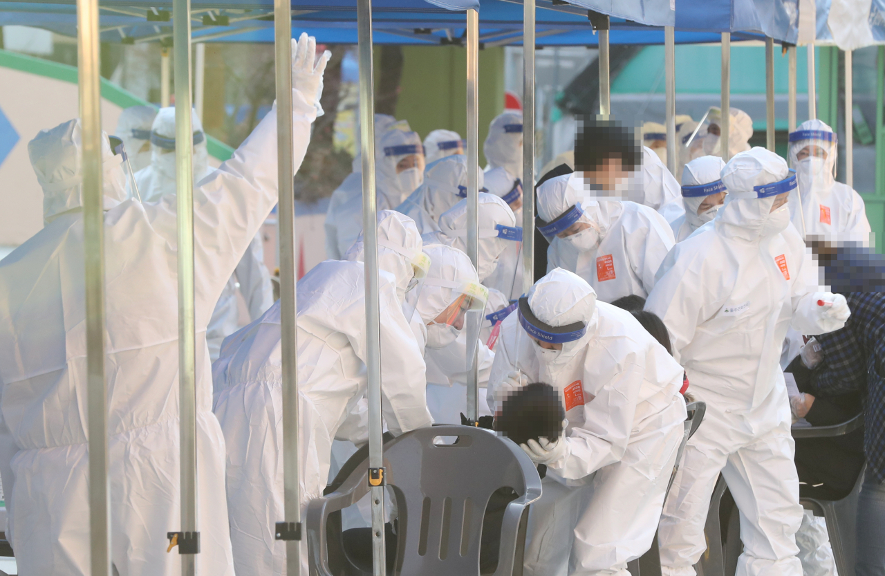 12일 오후 울산시 울주군 한 초등학교에 설치된 선별진료소에서 학생들이 신종 코로나바이러스 감염증(코로나19) 검사를 받고 있다. 이날 이 학교 학생 1명이 코로나19 확진 판정을 받아 학생과 교직원 등 900여명을 대상으로 검사가 이뤄졌다. 연합뉴스