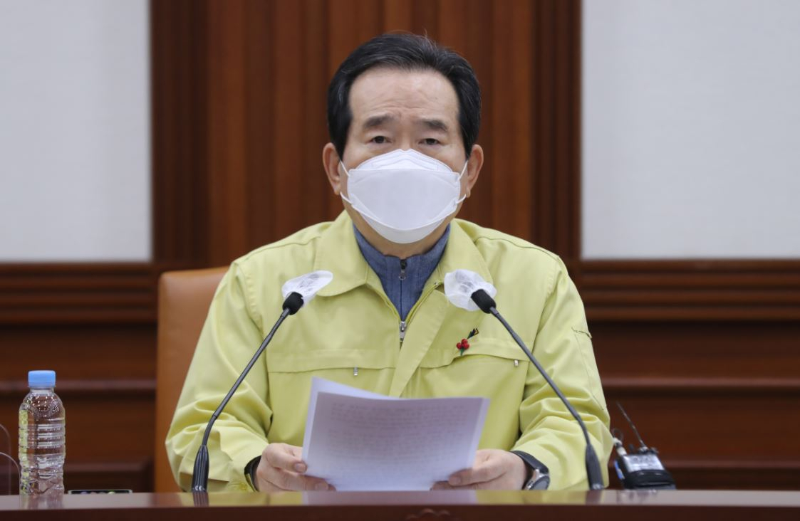 정세균 국무총리가 지난 12일 오후 정부서울청사에서 열린 신종 코로나바이러스 감염증(코로나19) 대응 긴급 중앙재난안전대책본부(중대본) 회의를 주재하고 있다. [연합뉴스]