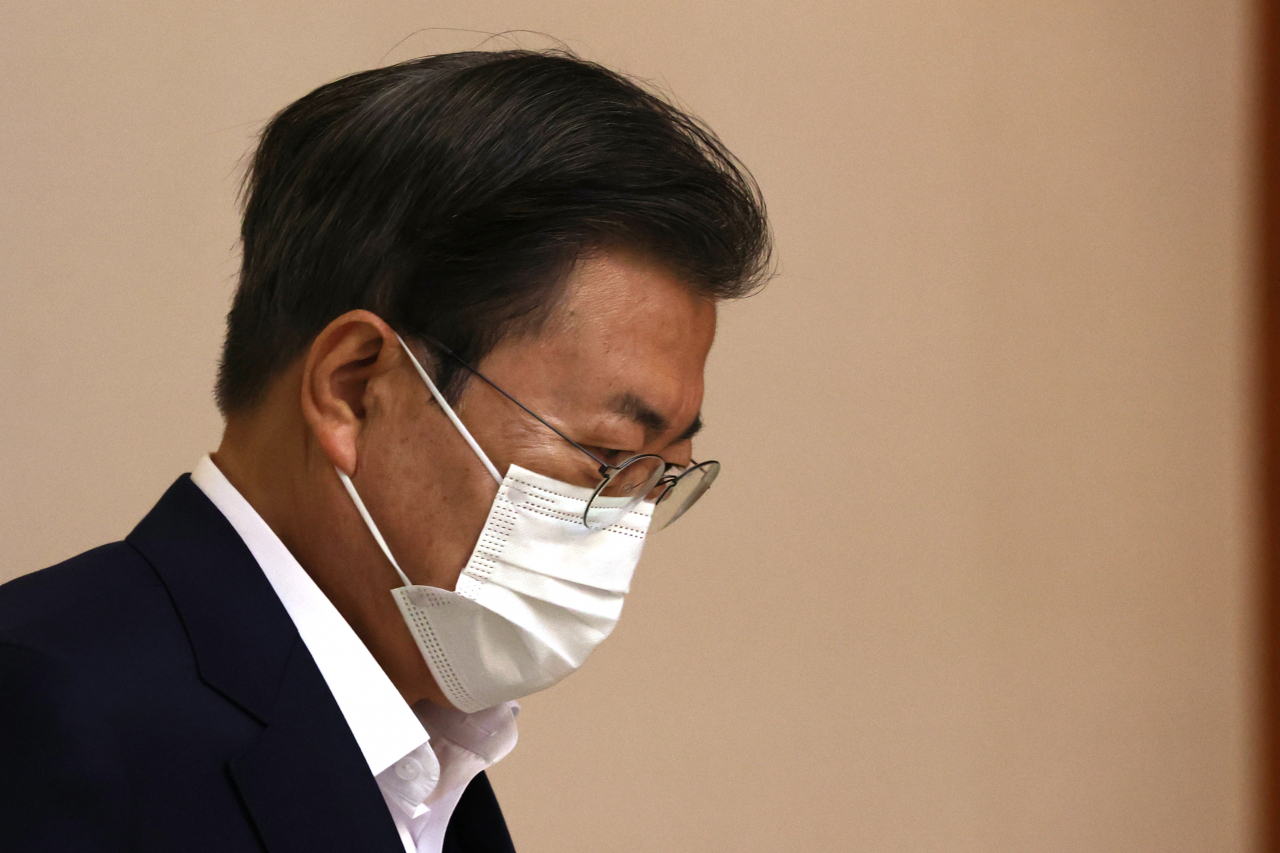 문재인 대통령이 지난달 27일 청와대에서 열린 2050 탄소중립 범부처 전략회의에 참석하고 있다. [연합]