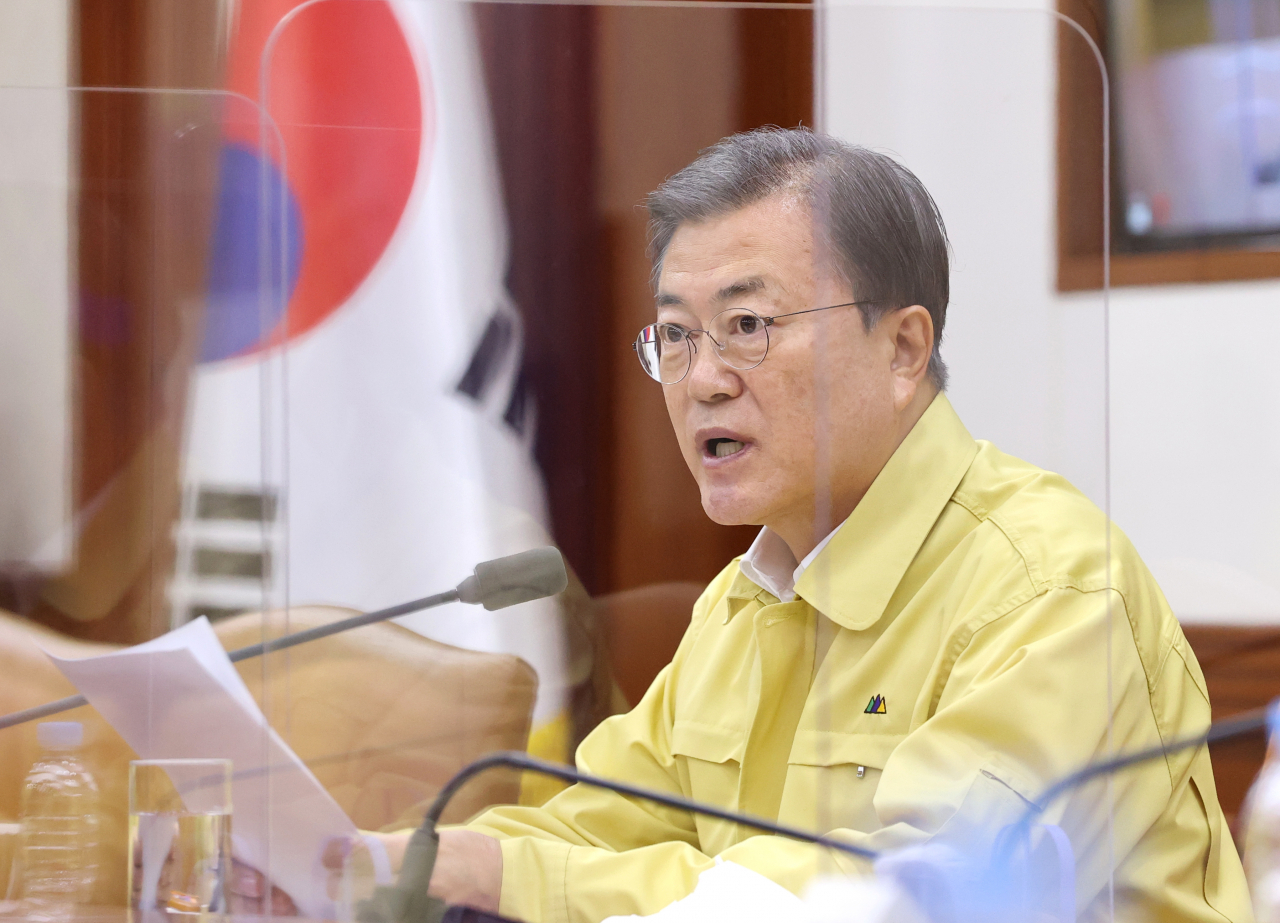 문재인 대통령이 13일 오후 신종 코로나바이러스 감염증(코로나19) 대응 긴급 중앙재난안전대책본부(중대본) 회의를 주재하고 있다. [연합]