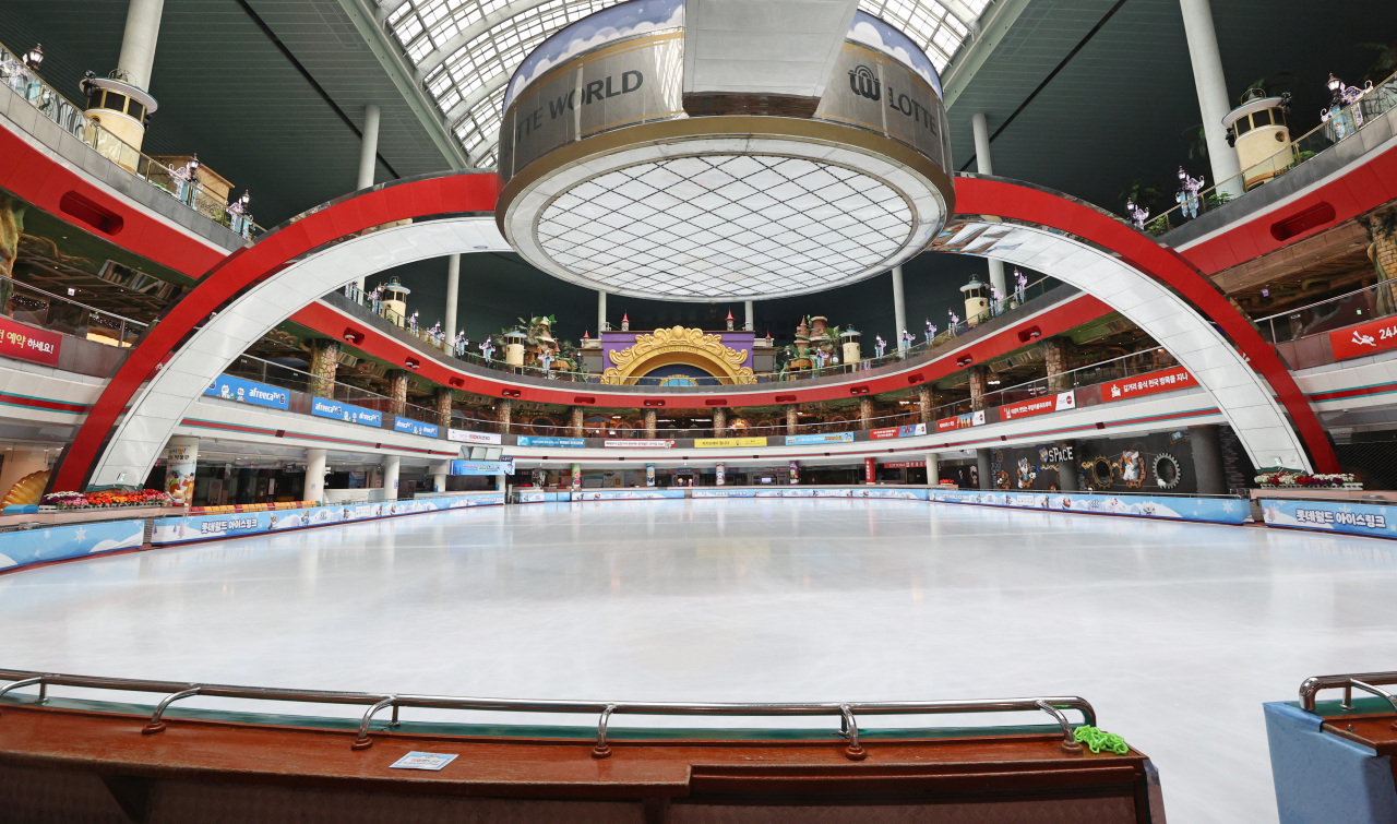 Ice skating rink in southern Seoul is temporarily closed amid a surge in COVID-19 cases. (Yonhap)