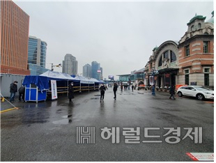 서울역 앞 임시 선별진료소. [서울시 제공]