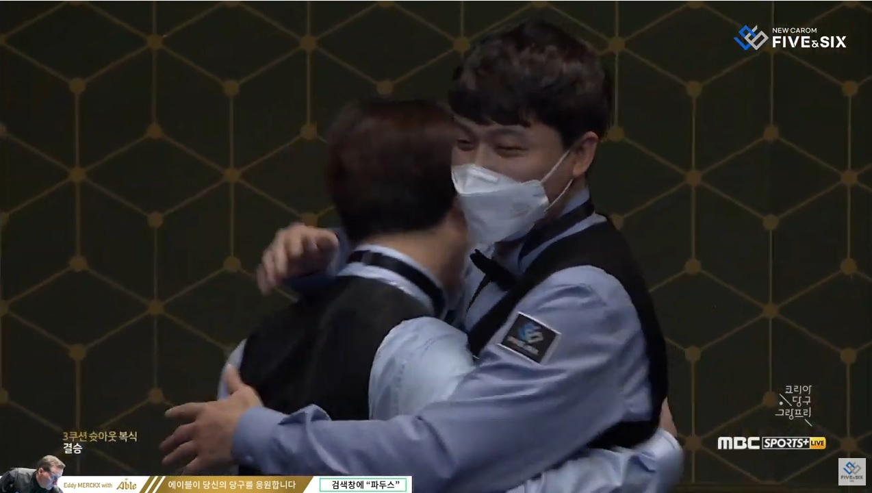 최성원과 김동훈이 팀 3쿠션 경기에서 승리한 뒤 얼싸안고 기뻐하고 있다. [경기화면 캡처]