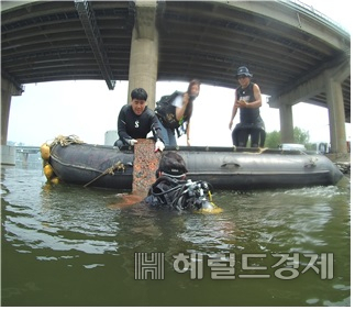 잠수부 재능기부로 한강 쓰레기 수거…서울시, 민간 수질보전활동 지원 ‘최우수’