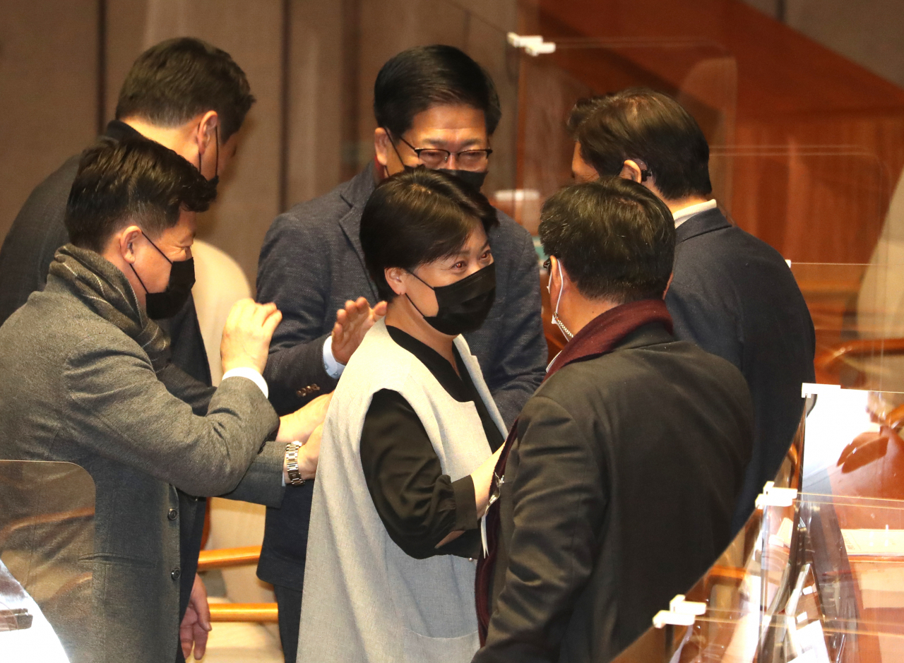 윤희숙 국민의힘 의원이 12일 오전 4시12분께 국회 본회의에서 12시간47분 동안 국가정보원법 전부개정 법률안에 대한 무제한 토론(필리버스터)을 마친 뒤 동료의원들로부터 격려받고 있다. 윤 의원은 최장 발언 기록을 경신했다. 한편 본회의는 지난 11일 무제한 토론에 나선 한 의원이 코로나19 확진자와 접촉, 방역을 위해 정회됐다. [연합]
