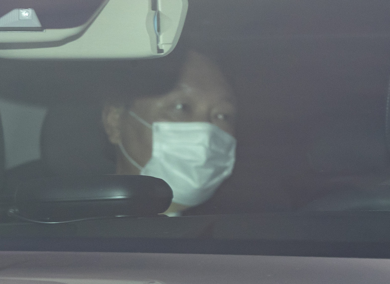 윤석열 검찰총장이 11일 오전 관용차량을 타고 서울 서초구 대검찰청으로 출근하고 있다. [연합]