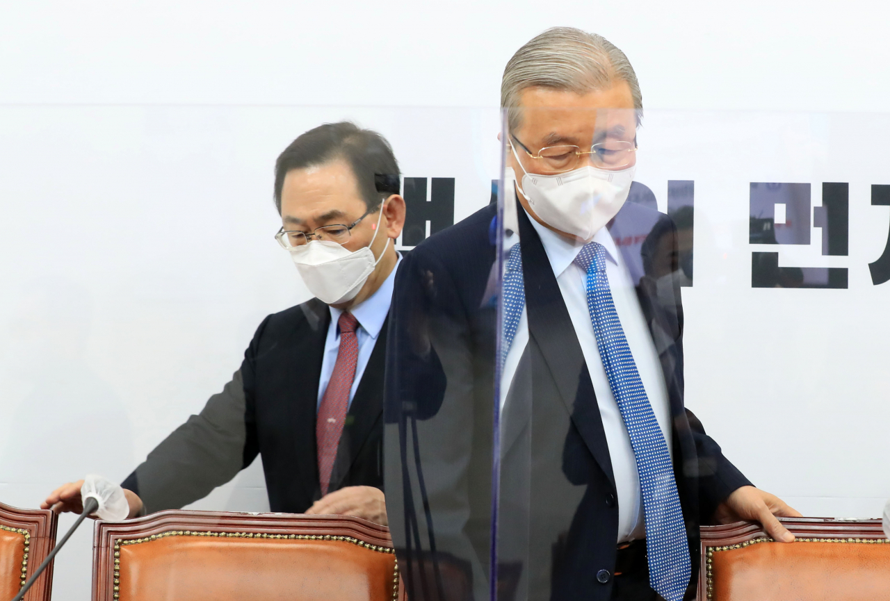 김종인 국민의힘 비상대책위원장과 주호영 원내대표가 14일 오전 서울 여의도 국회에서 열린 비상대책위원회의에 참석하고 있다. [연합]