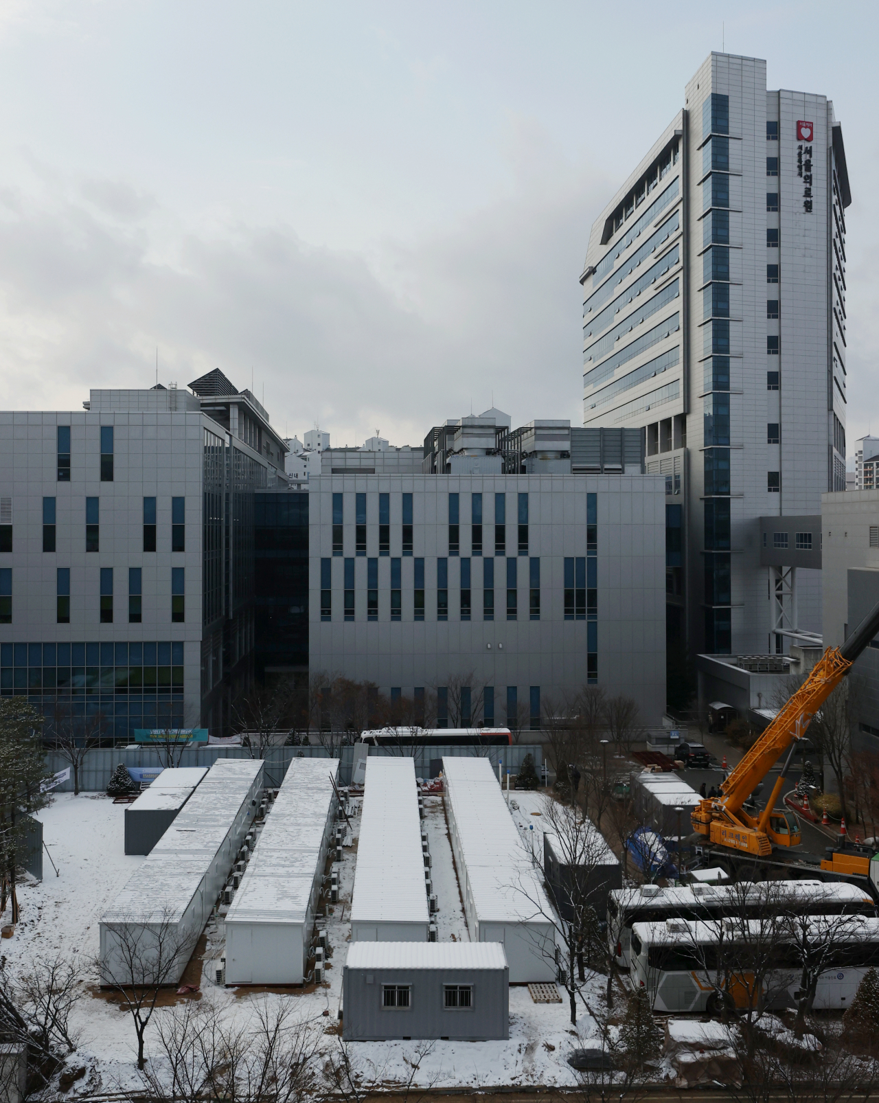13일 오후 서울 중랑구 서울의료원 공터에 신종 코로나바이러스 감염증(코로나19) 병상 확보를 위한 컨테이너 임시 병상이 설치되고 있다. 연합뉴스